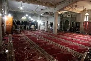 La policía inspecciona la Mezquita Chiita de Kusha Kisaldar en Peshawar (Pakistán) tras un ataque suicida en el que fallecieron más de 60 personas el 4 de marzo del 2022. (AP Photo/Muhammad Sajjad)