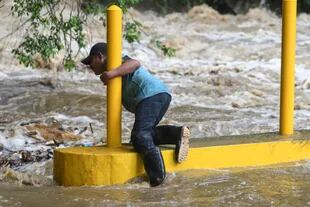 Fuertes vientos, lluvias y destrozos en Centroamérica tras el paso del huracán Eta