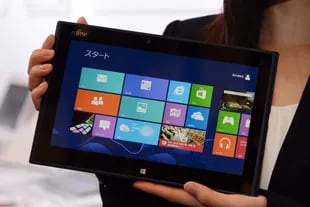 Una PC híbrida de Fujitsu en modo tableta con Windows 8. A diferencia de otros lanzamientos, la compañía de Redmond también optó por lanzar su propio modelo, denominado Surface