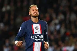 Neymar tuvo la chance de devolverle la ventaja a PSG, pero no pudo empalmar el centro de Mbappé