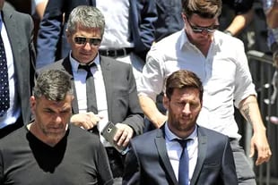 Lionel Messi el 02/06/2016 en Barcelona, España, saliendo junto a su padre, Jorge Messi, del tribunal en el que se lo juzga por presunto fraude fiscal. Lionel Messi se desligó de cualquier responsabilidad al asegurar que él nunca tuvo &quot;ni idea&quot; de cómo se gestionaba su patrimonio porque co