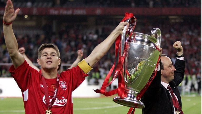 Steven Gerrard, gloria del Liverpool con su trofeo más celebrado, el título de la Champions