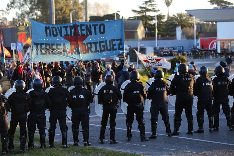 Corte total en el acceso a la ciudad de Mar del Plata, llevado a cabo por organizaciones de izquierda