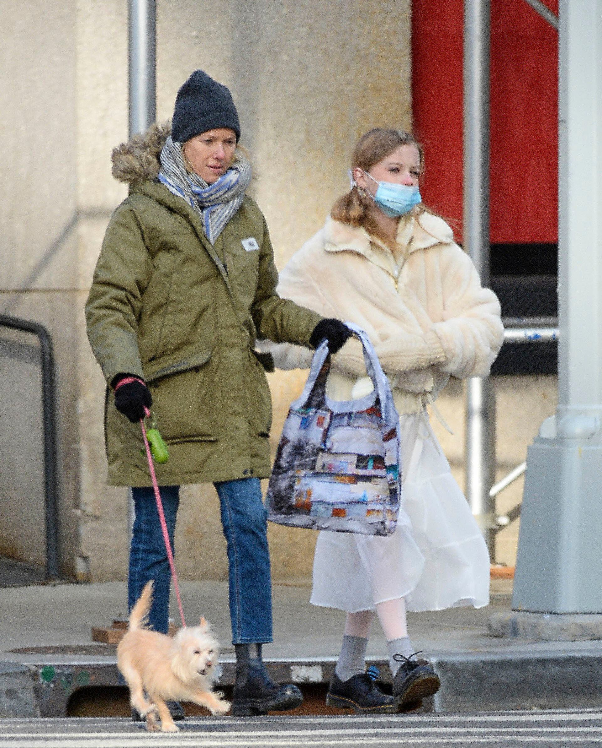 Naomi Watts, also on a walk in New York, with her daughter and her dog