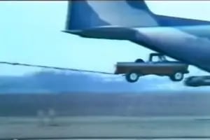 De la pick up lanzada de un avión a la caza del zorro: las publicidades de autos más recordadas