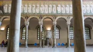 La nave central de San Apolinar Nuevo está flanqueada por 12 columnas de cada lado y encima de los arcos hay dos increíbles mosaicos de 20 metros de largo, cada uno construido con esas mínimas piedras de 1 cm cúbico. 