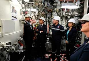 El presidente francés Emmanuel Macron y la ministra de defensa francesa, Florence Parly, visitan las instalaciones del nuevo submarino