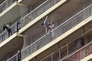 El dramático relato de un hombre que pasaba por la calle y ayudó a rescatar a un niño que quedó colgado del balcón