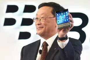 John Chen, CEO de BlackBerry, mostrando el nuevo Passport