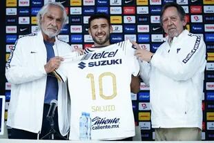 Eduardo Salvio, en su presentación oficial con Pumas de México, donde compartirá equipo con Dani Alves.