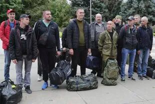 Reclutas rusos frente a un centro de reclutamiento militar en Volzhskiy, región de Volgogrado, Rusia, el miércoles 28 de septiembre de 2022. 