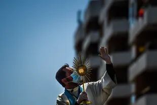 El padre Nuno Westood ora por los fieles que cumplen con el deber de quedarse en casa el domingo de Pascua debido al brote de coronavirus en Oeiras, en las afueras de Lisboa, el 12 de abril de 2020