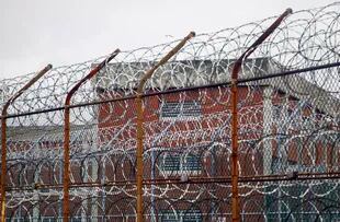 Valla de alambre fuera de los alojamientos de los reclusos en el centro penitenciario neoyorquino de Rikers Island, en Nueva York (AP Foto/Bebeto Matthews, Archivo)
