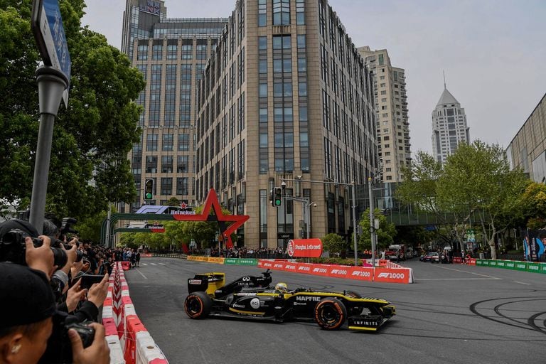 En 2019, el Gran Premio de China resultó la carrera número mil de la historia de la Fórmula 1; Guanyo Zhou, por entonces piloto de pruebas de Renault, manejó por las calles de Shangai