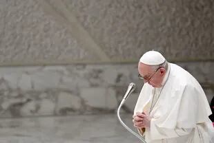 El Papa Francisco reza durante la audiencia general semanal en el Aula Pablo VI del Vaticano