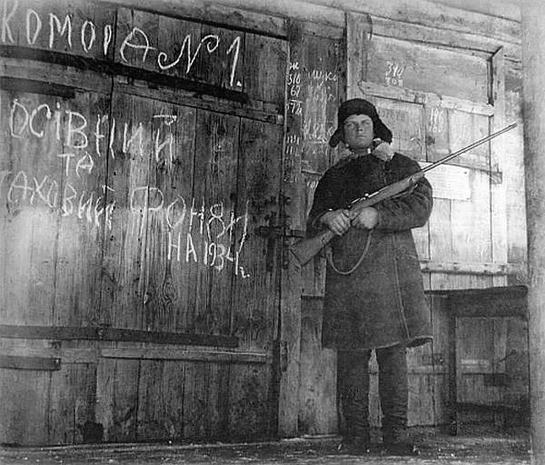 Un soldo armado del ejercito sovietico custodia un depotito granos en ukrania durante el Holodomor