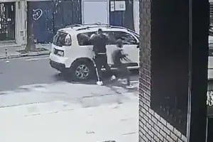 Violento intento de robo piraña a un auto que logró escapar a toda velocidad