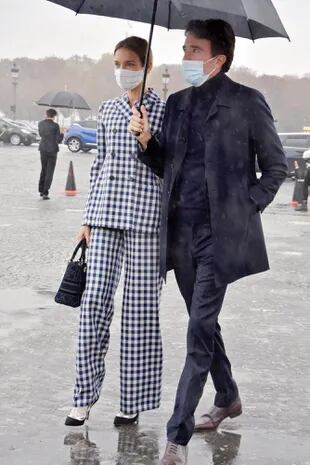 Tras su boda secreta, el 21 de septiembre, Natalia Vodianova y Antoine Arnault (hijo del segundo hombre más rico del mundo, propietario del conglomerado de moda LVMH) se estrenaron como “marido y mujer” en el desfile de Dior. 67