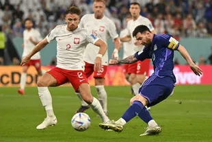 Matty Cash frente a Lionel Messi; la doble línea de cuatro polaca sólo funcionó en el primer tiempo