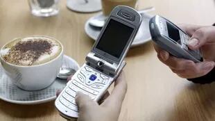 Dos "teléfonos tontos" fotografiados en 2005, dos años antes de que Apple lanzara su primer iPhone y 11 años antes de TikTok