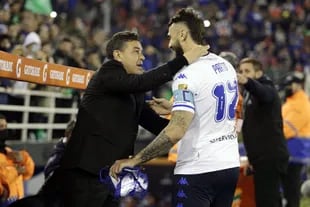 Se saludan Marcelo Gallardo y Lucas Pratto, entrenador y entrenado en River durante tres años, hasta 2021; el delantero fue la figura en Liniers.