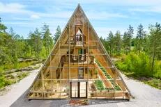 Esta casa de vidrio en forma de A está en venta en medio de un bosque europeo, cómo es por dentro