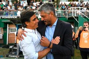El saludo entre Sanguinetti y Machuca, dos entrenadores que continúan de la temporada pasada