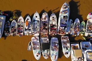 Hasta 20 embarcaciones amarradas en hilera se convierten en verdaderos boliches sobre el agua donde corre el alcohol y abundan los excesos
