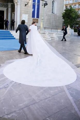 En las escaleras de la catedral se desplegó una alfombra azul en honor a la bandera del país. Por ella caminó la novia con su traje con imponente cola, y también desfilaron los cien invitados permitidos por  el protocolo de prevención del Covid.