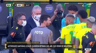 Lionel Messi charlando con Neymar y Tite con una pechera de fotógrafo