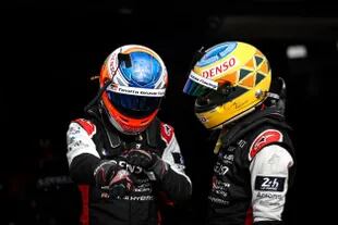 El diálogo entre José María Pechito López y Mike Conway en el garaje de Toyota Gazoo Racing; la tripulación del auto N°7 se retiró en las Mil Millas de Sebring, luego del espectacular accidente que protagonizó el cordobés, y luego se impuso en Spa-Francorchamps
