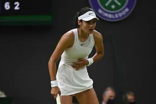 Wimbledon 2021: Emma Raducanu, con dificultades para respirar por la presión que vivió ante Ajla Tomljanovic.
