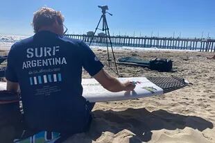 Leandro Usuna, el primer surfista argentino en disputar unos Juegos Olímpicos, está en Huntington, California, a la espera del inicio del Mundial
