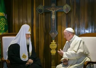 Paus Fransiskus berdiri bersama Patriark Ortodoks Rusia Kirill setelah menandatangani deklarasi bersama tentang persatuan agama di Havana, Kuba, pada 12 Februari 2016.
