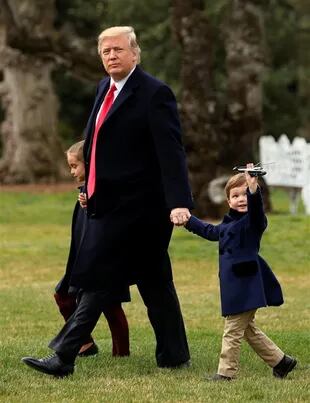 Trump, acompañado ayer por sus nietos Arabella y Joseph en la Casa Blanca