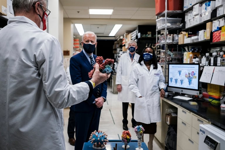 El presidente Joe Biden visita el Laboratorio de patogénesis viral en los Institutos Nacionales de Salud en Bethesda, Maryland, el 11 de febrero de 2021