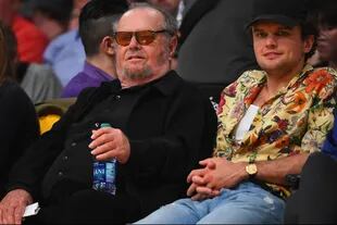 Jack con su hijo Ray, el 4 de abril de 2019, viendo a los Lakers