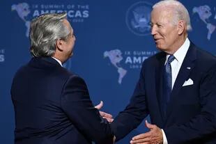 Alberto Fernández y Joe Biden, el año pasado, en la 9ª Cumbre de las Américas en el Centro de Convenciones de Los Ángeles en Los Ángeles.
