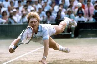 Boris Becker en Wimbledon 1985, cuando ganó con 17 años, y su clásica palomita sobre el césped