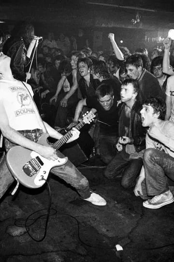 The Ramones/Gira europea/1977: Nadie en la naciente escena del punk en el Reino Unido estaba listo para el ataque de precisión de los Ramones, y tocar ante un público loco por el punk los llevó a hacer sus shows más intensos