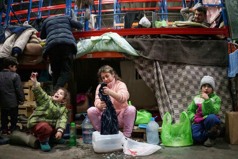 Una mujer migrante lava ropa en el centro de logísica "Bruzgi" en la frontera Bielorrusia-Polonia cerca de Grodno, Bielorrusia, e 23 de diciembre del 2021. (AP Foto/Pavel Golovkin)
