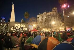 Acampe de las organizaciones de la Unidad Piquetera en Plaza de Mayo, Buenos Aires