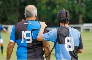 El número 19 es Juan José Villar, ex jugador de la primera de CUBA y también ex Puma. Tiene 52 años. En la gira de la "pre-mix" a Neuquén jugó cinco partidos enteros de rugby como lazarillo y guía de Nicolás Vázquez, que es ciego. Corrió y se golpeó más que ninguno y siempre con una sonrisa.