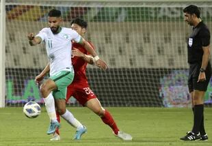 Saleh Al-Shehri maniobra ante China durante la eliminatoria, que Arabia superó con el primer puesto en su zona asiática.
