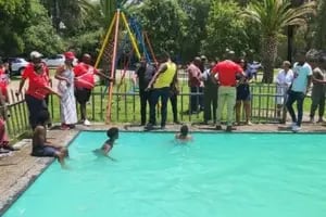 El violento episodio racista en una piscina en Sudáfrica que despierta conmoción y repudio en el mundo