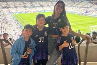 Antonela junto a sus tres hijos en el Estadio Lusail