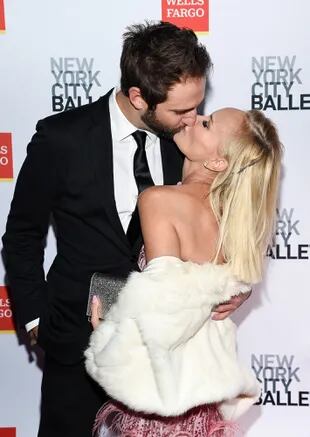 Beso a beso: Kristin Chenoweth y Josh Bryant no dudaron en demostrar lo mucho que se aman frente a los fotógrafos