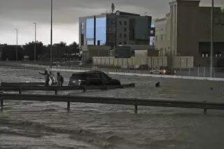 Inundación en el desierto: una intensa tormenta azota a los Emiratos Árabes y países vecinos