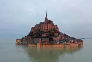 En Mont-Saint-Michel, Francia, está el castillo que se asemeja al de los padres de Rapunzel 