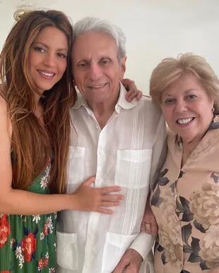 Shakira y sus padres William Mebarak Chadid y Nidia del Carmen Ripoll Torrado (Crédito: Instagram/@shakira)